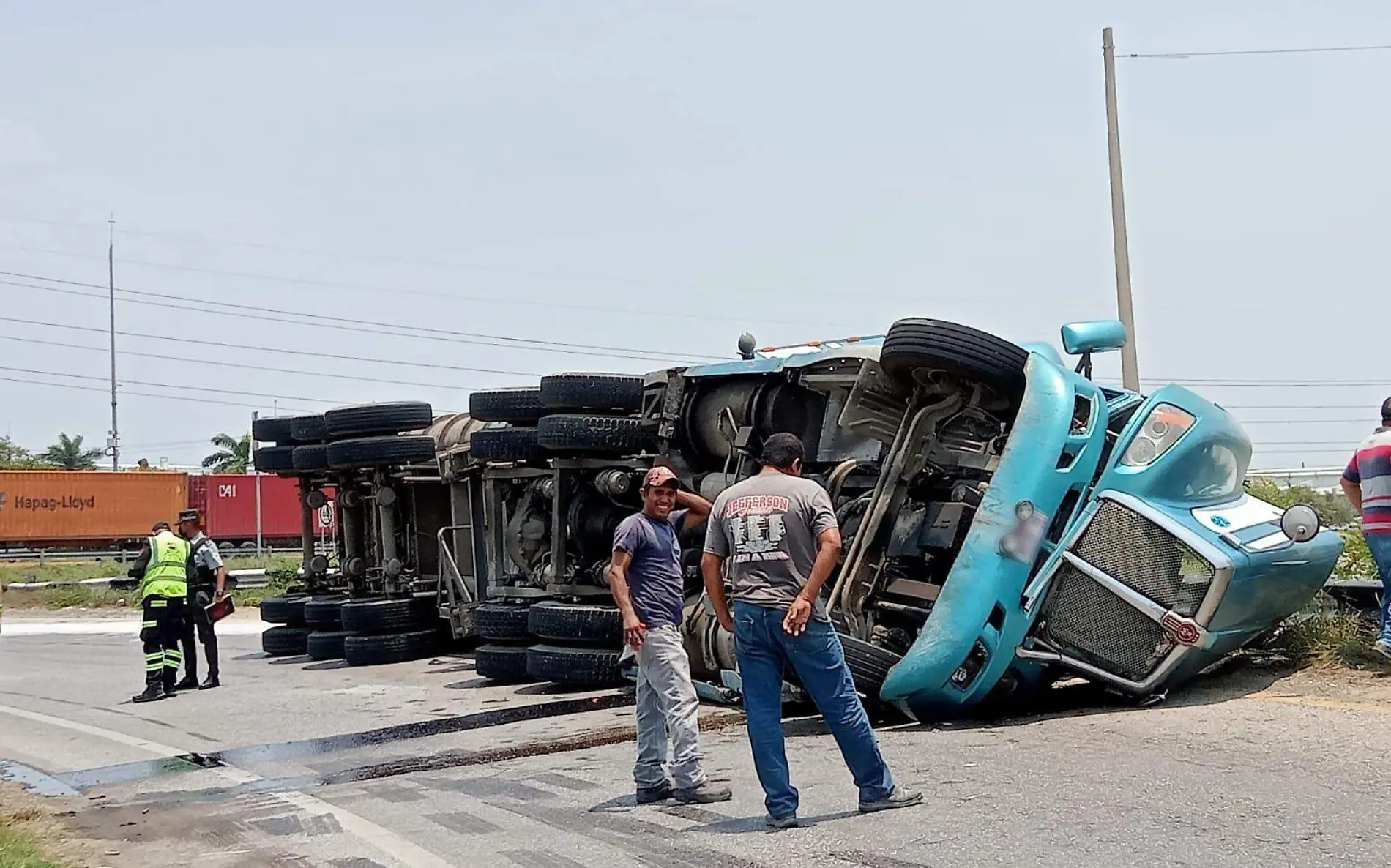 Volcadura de tráiler en bulevar de Los Ríos dentro de API Altamira | Protección Civil Altamira 